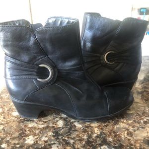 Clarks black women’s ankle boots size 7 1/2 price reduced to $18
